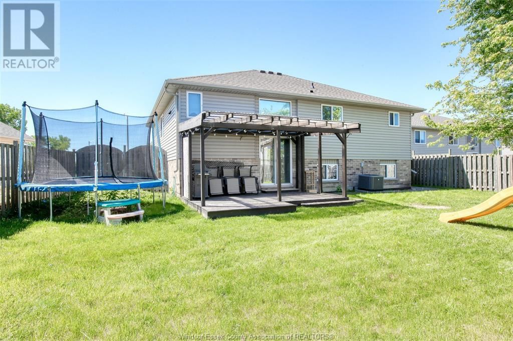 726 HELENA CRESCENT Image 40