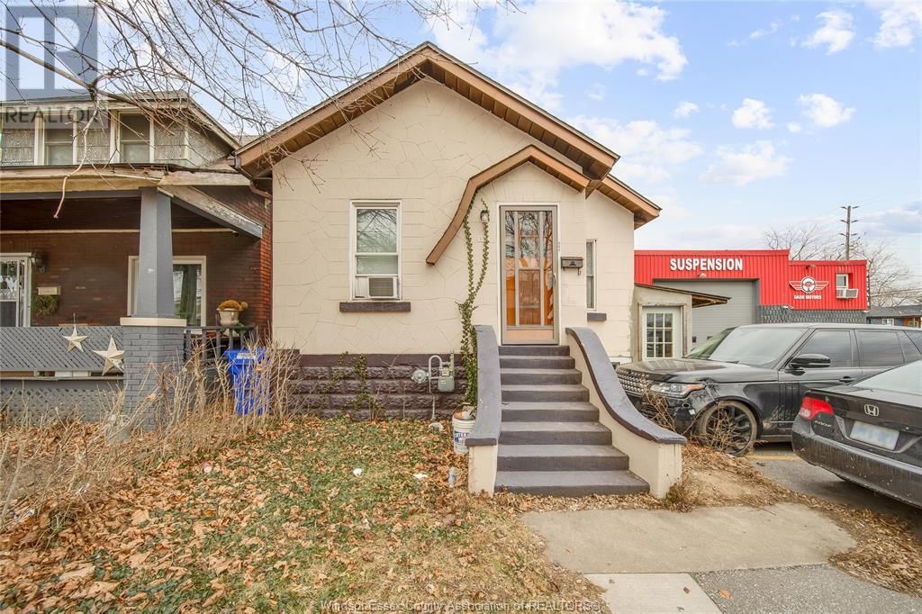 884 CURRY AVENUE Image 1