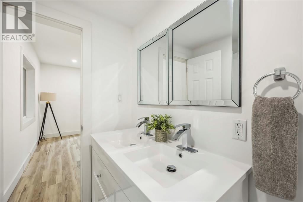 386 CROMWELL STREET Image 15