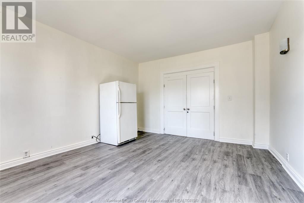 443 WELLINGTON Image 18