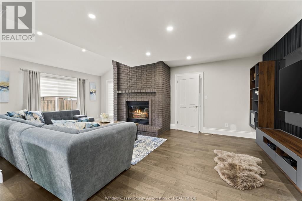 359 ELMGROVE DRIVE Image 17