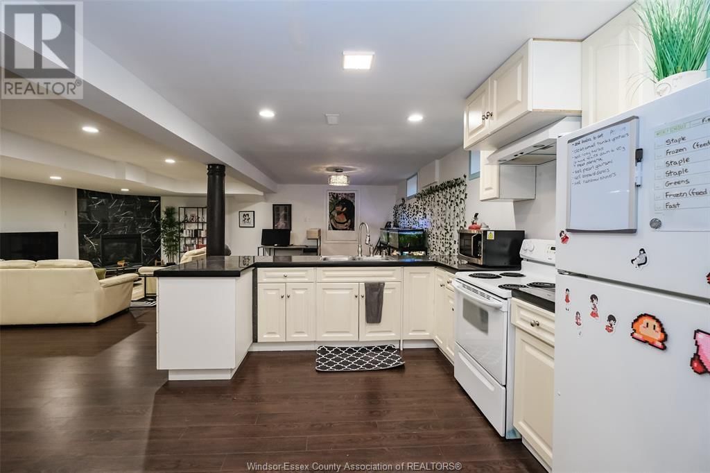106 MARTIN DRIVE Image 35