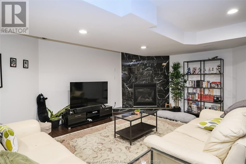 106 MARTIN DRIVE Image 36