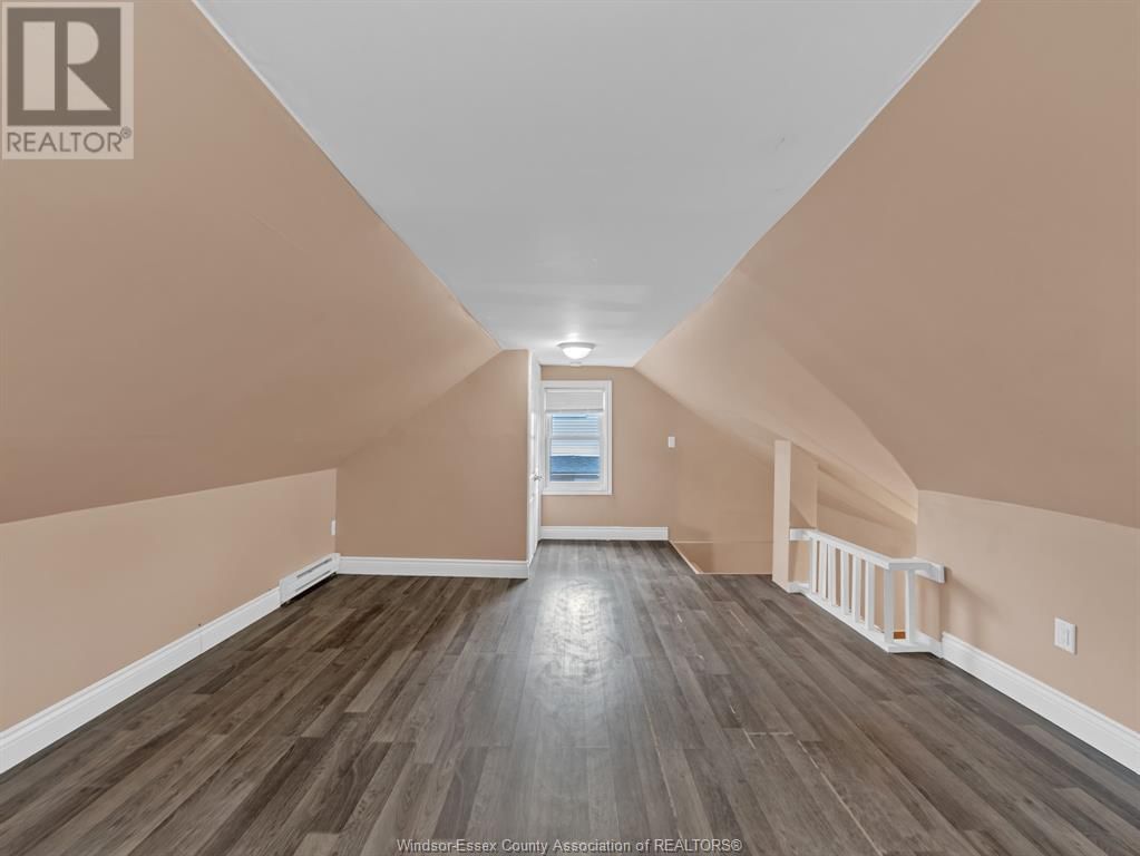 927 ELLROSE AVENUE Image 14