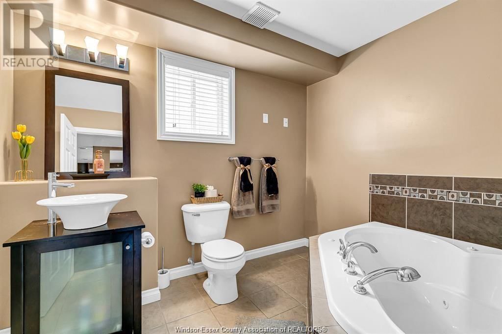 3858 ACORN COURT Image 24