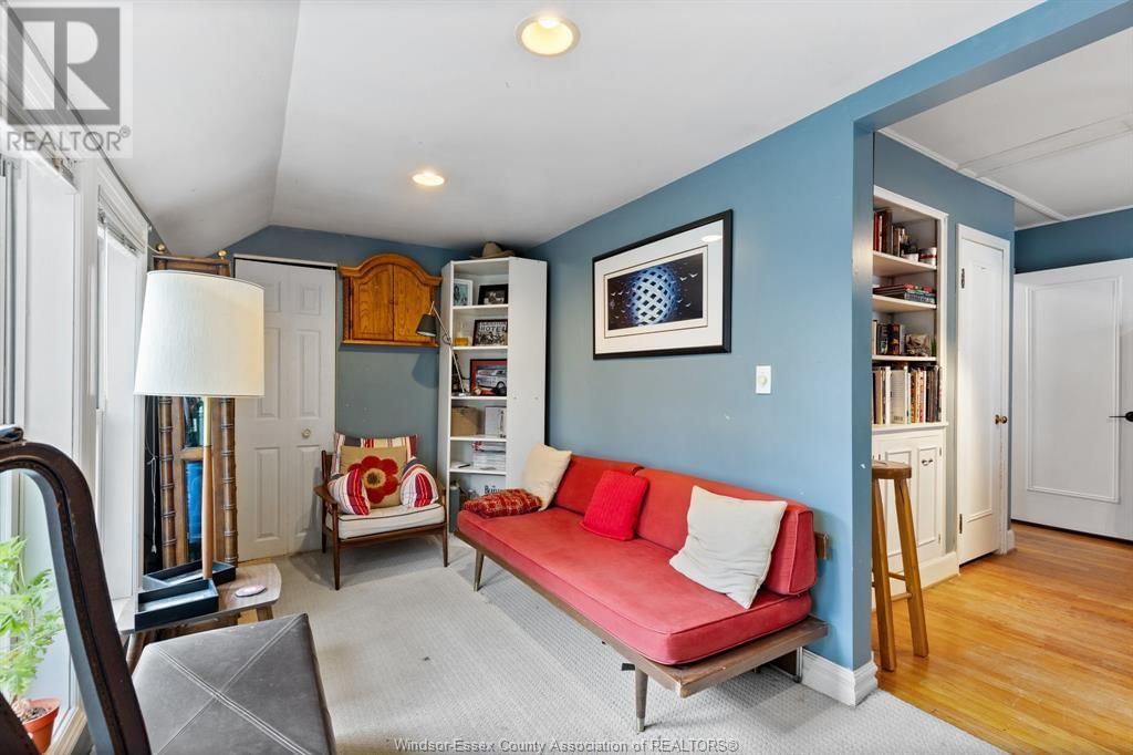 2464 GLADSTONE Image 35