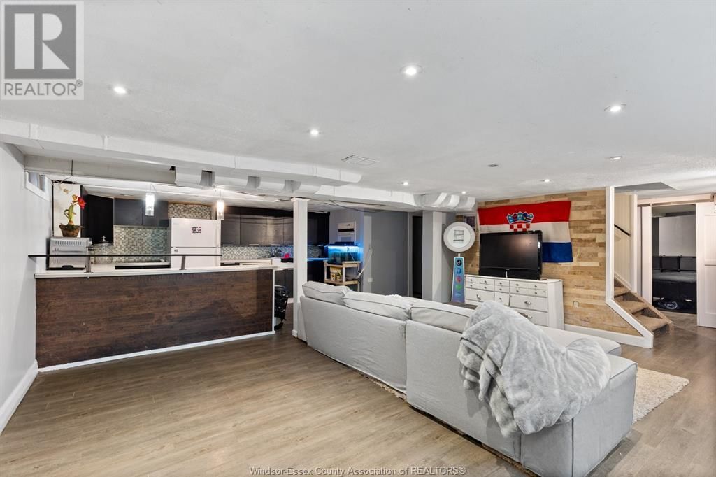 2464 GLADSTONE Image 45