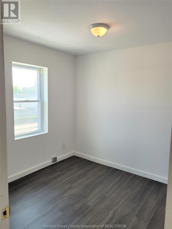 1022 WYANDOTTE STREET WEST Image 14