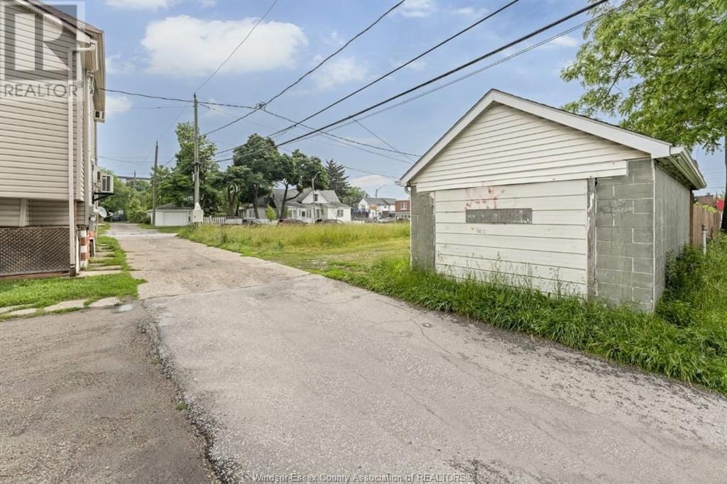 1022 WYANDOTTE STREET WEST Image 17