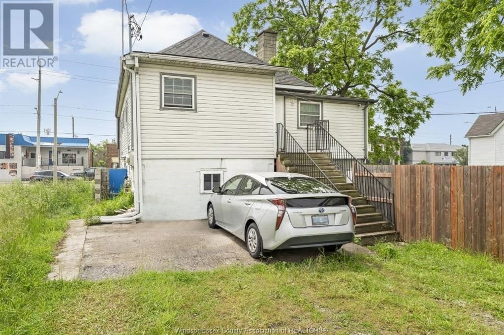 1022 WYANDOTTE STREET WEST Image 18