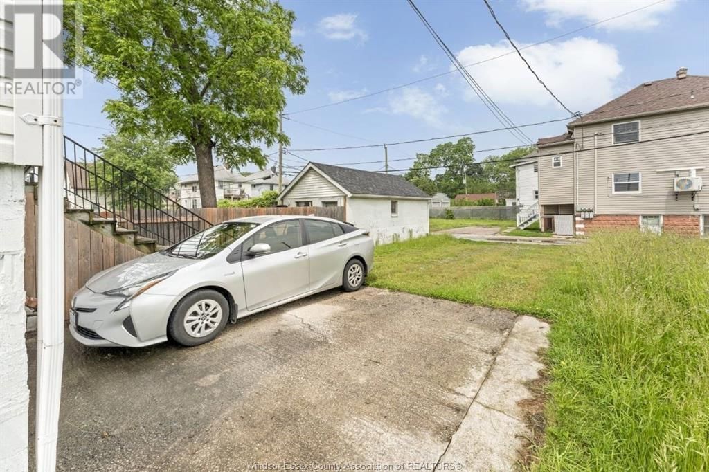 1022 WYANDOTTE STREET WEST Image 19