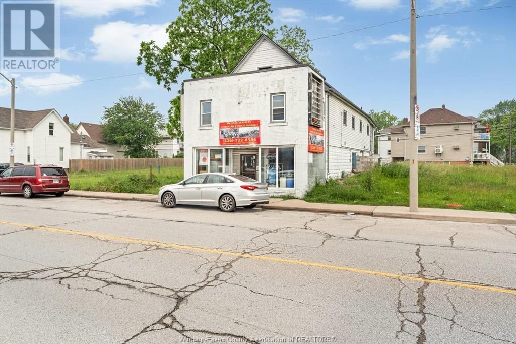 1022 WYANDOTTE STREET WEST Image 3