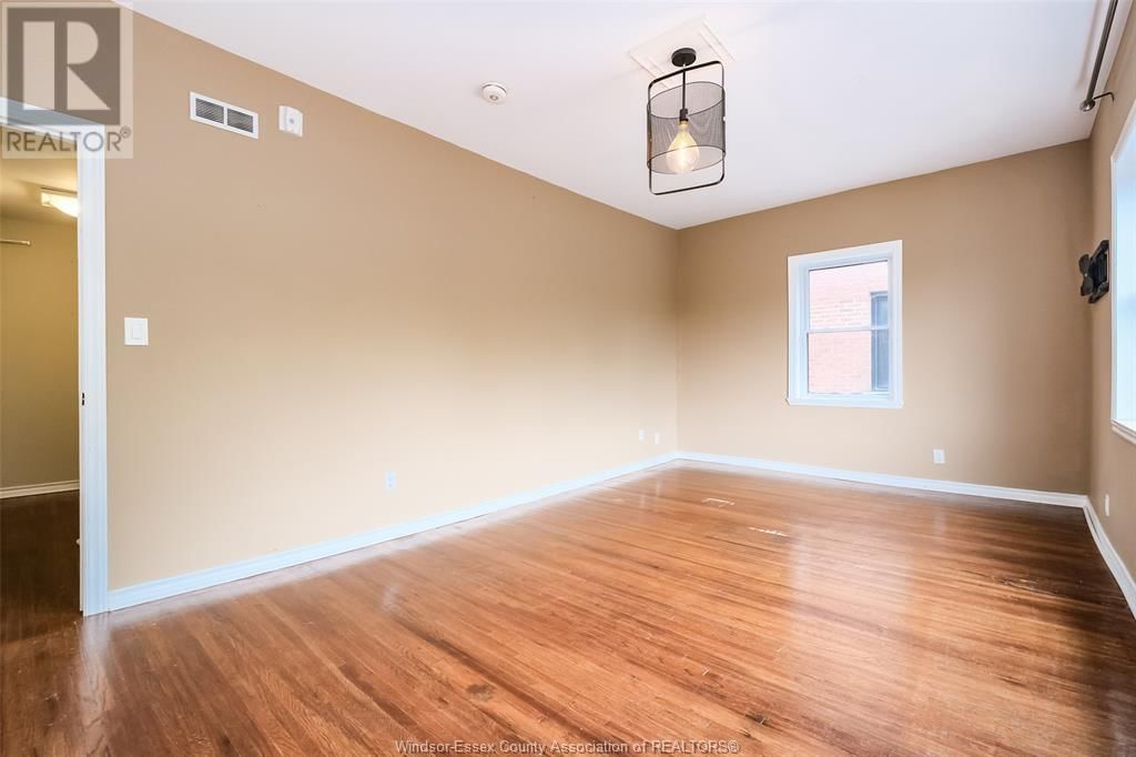 242 ERIE STREET WEST Image 4