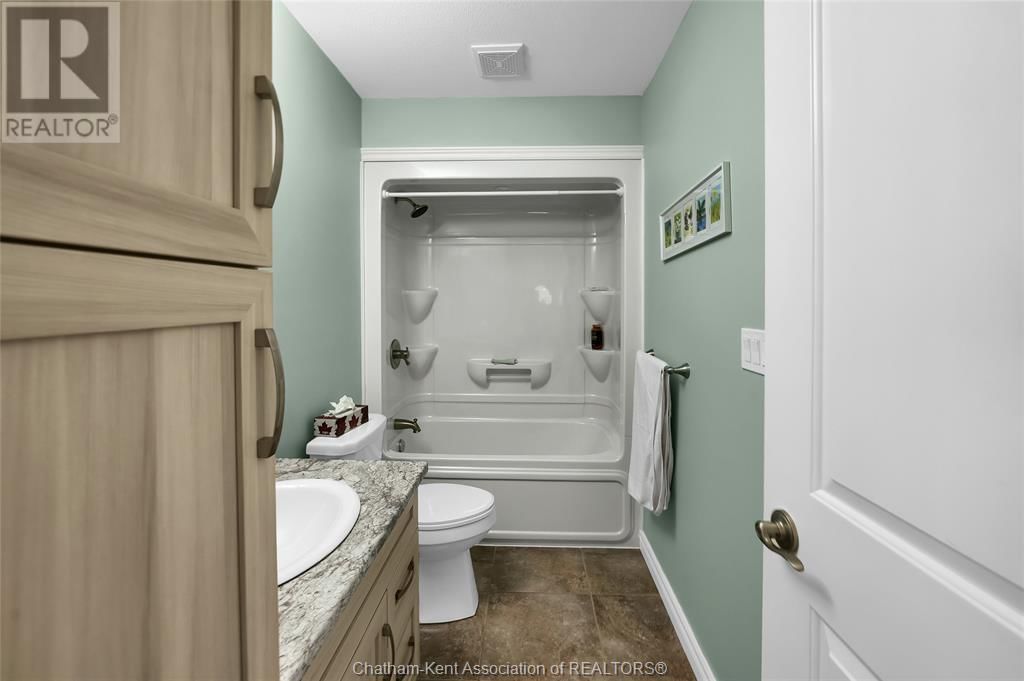 30 LANZ BOULEVARD Image 32