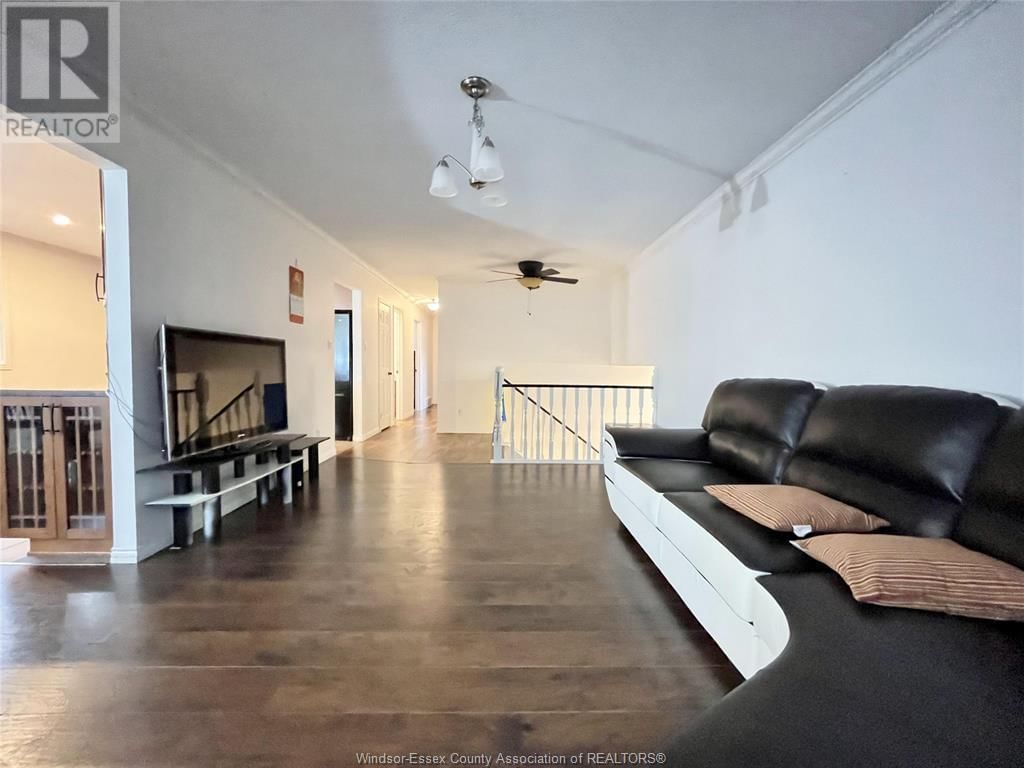 MAIN FLOOR - 456 AMBERLY Image 10