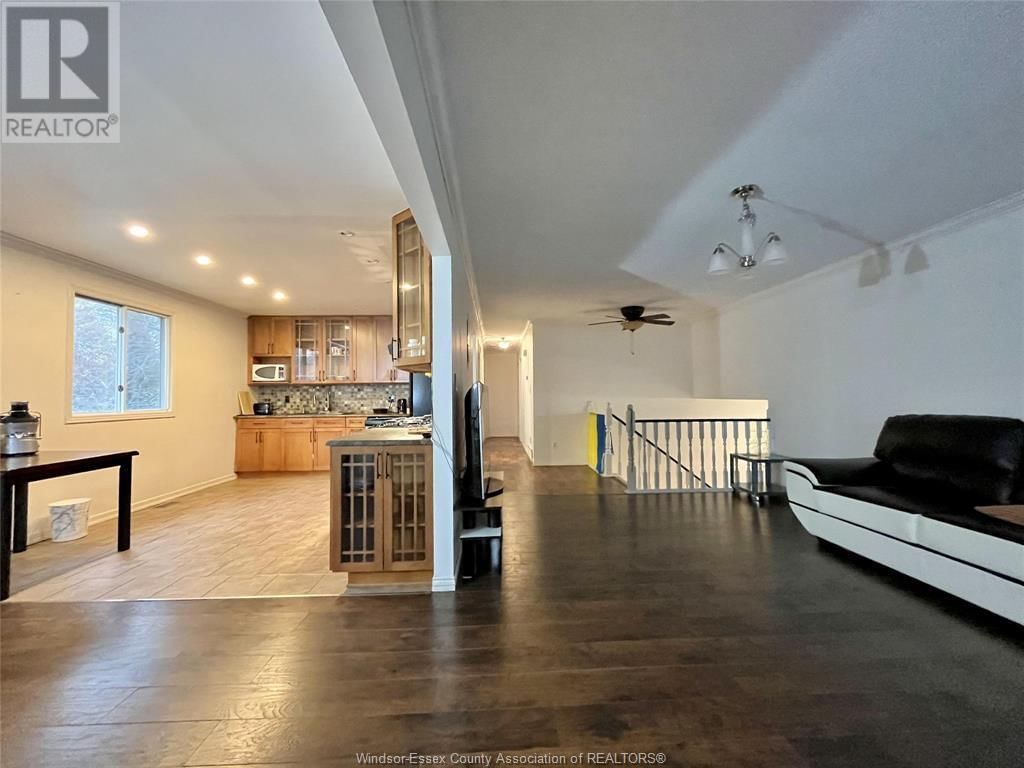 MAIN FLOOR - 456 AMBERLY Image 11