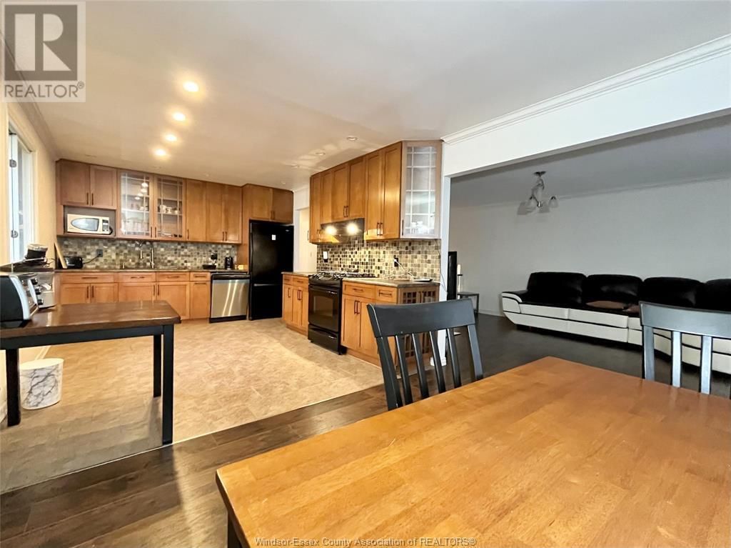 MAIN FLOOR - 456 AMBERLY Image 12