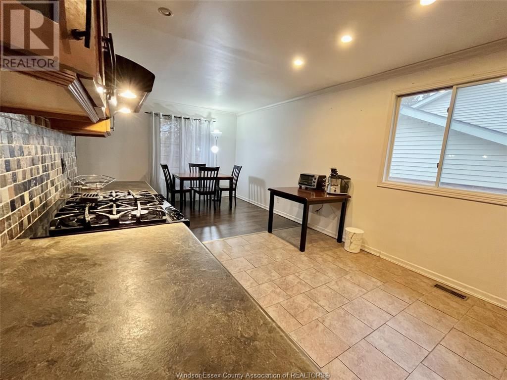 MAIN FLOOR - 456 AMBERLY Image 14