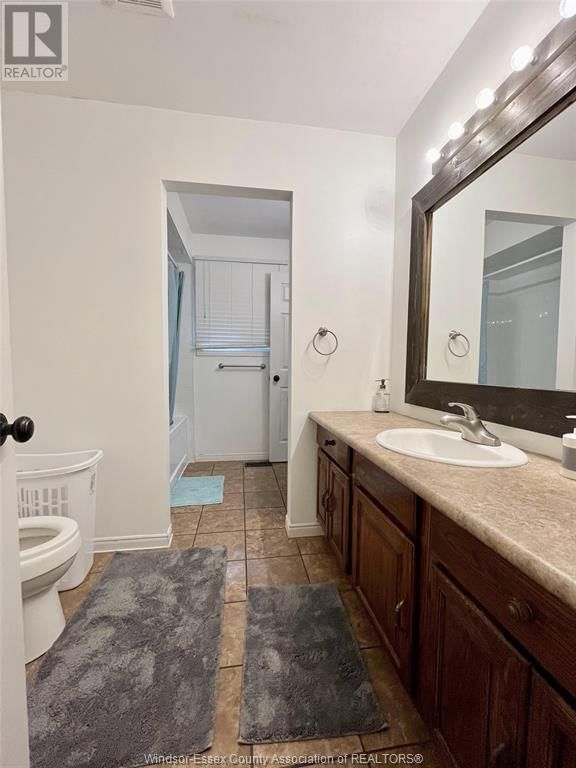 MAIN FLOOR - 456 AMBERLY Image 15