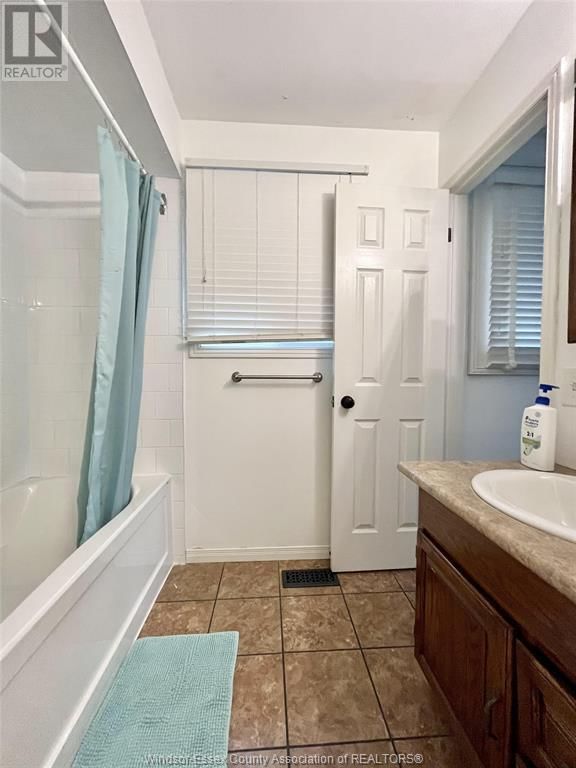 MAIN FLOOR - 456 AMBERLY Image 16