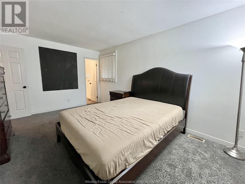 MAIN FLOOR - 456 AMBERLY Image 17