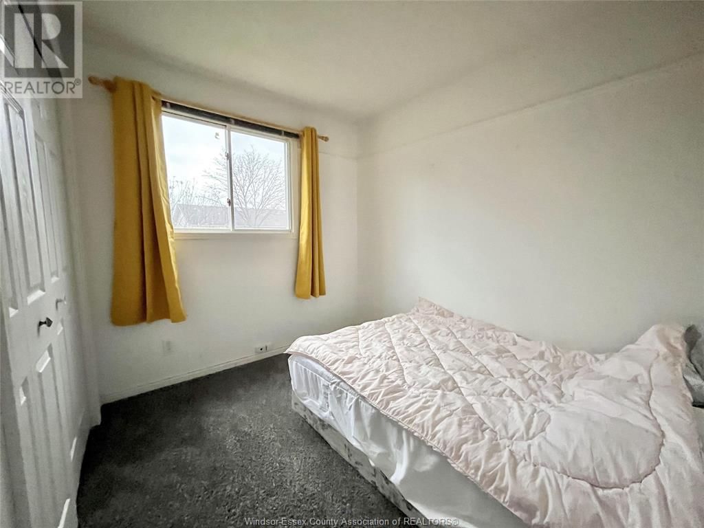 MAIN FLOOR - 456 AMBERLY Image 21