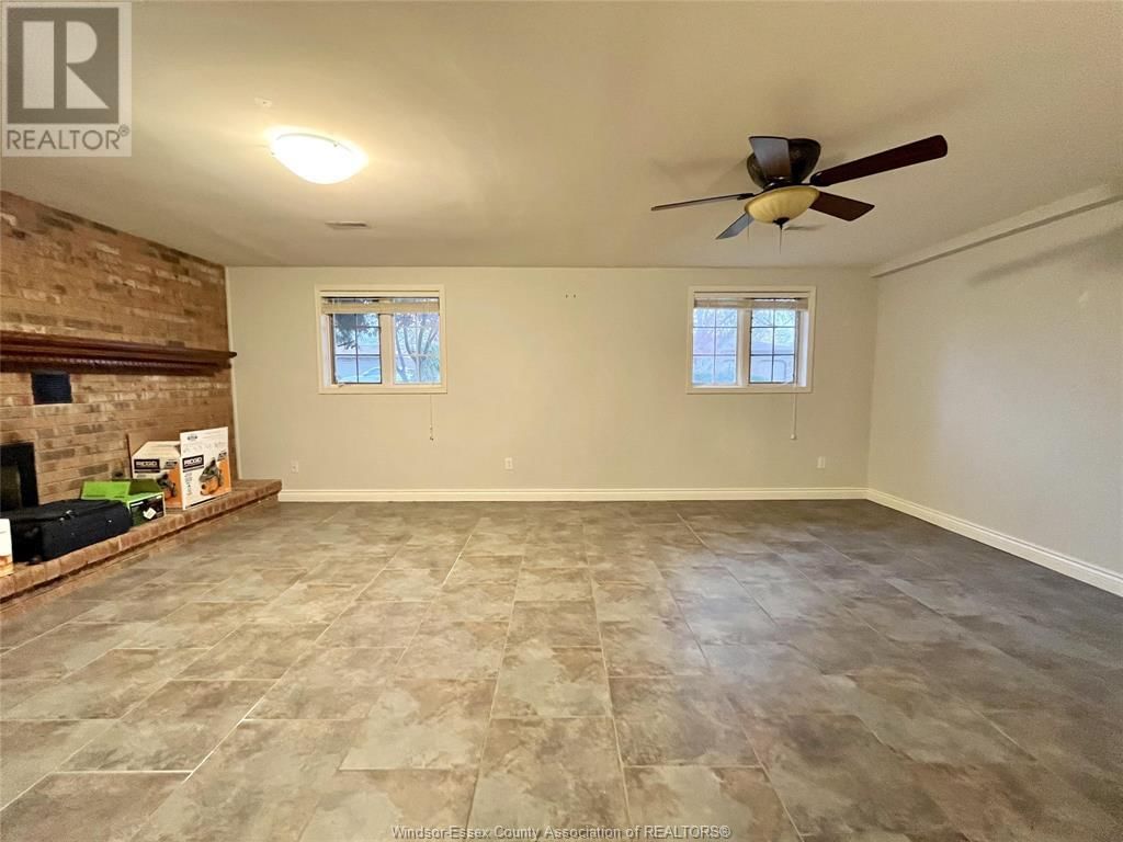 MAIN FLOOR - 456 AMBERLY Image 23