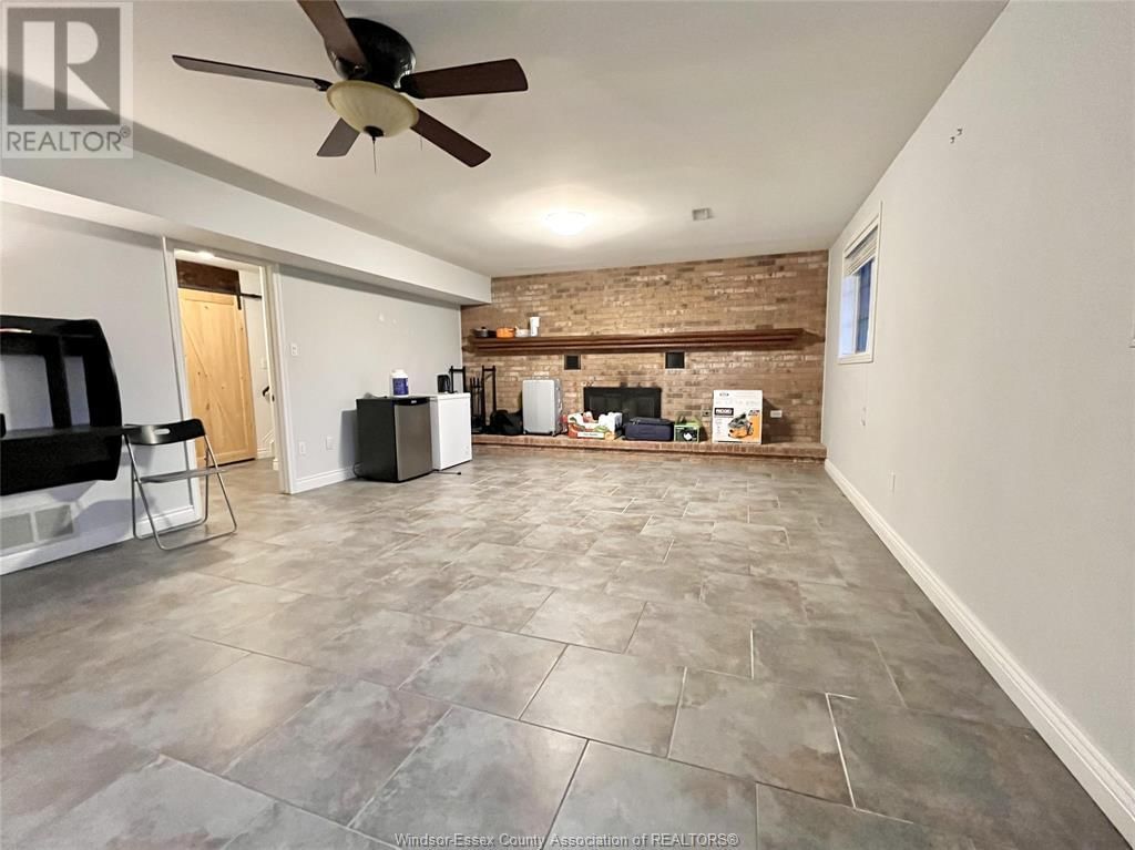 MAIN FLOOR - 456 AMBERLY Image 24