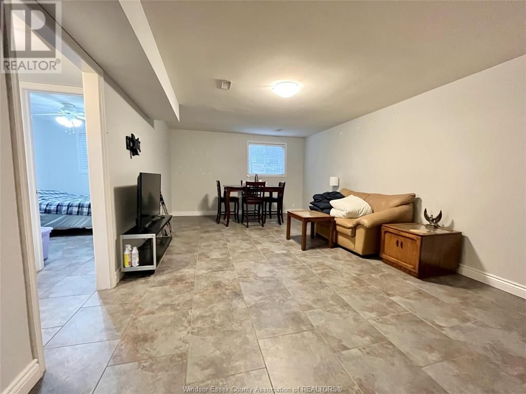MAIN FLOOR - 456 AMBERLY Image 25