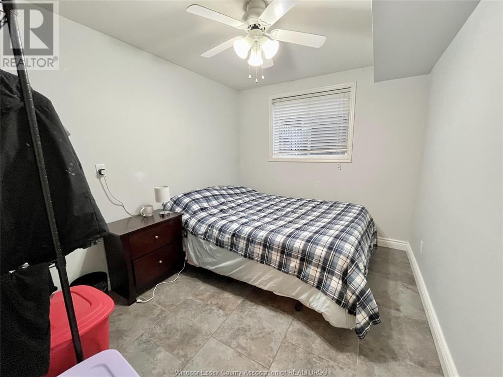 MAIN FLOOR - 456 AMBERLY Image 26