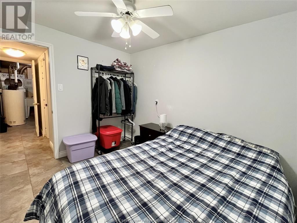MAIN FLOOR - 456 AMBERLY Image 27