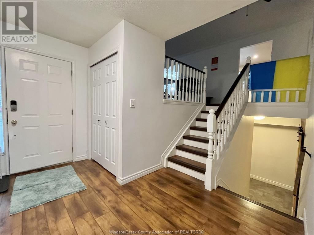 MAIN FLOOR - 456 AMBERLY Image 7