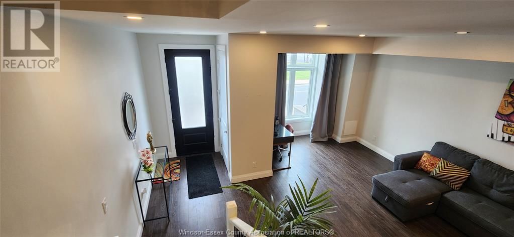 953 WALKER ROAD Image 10