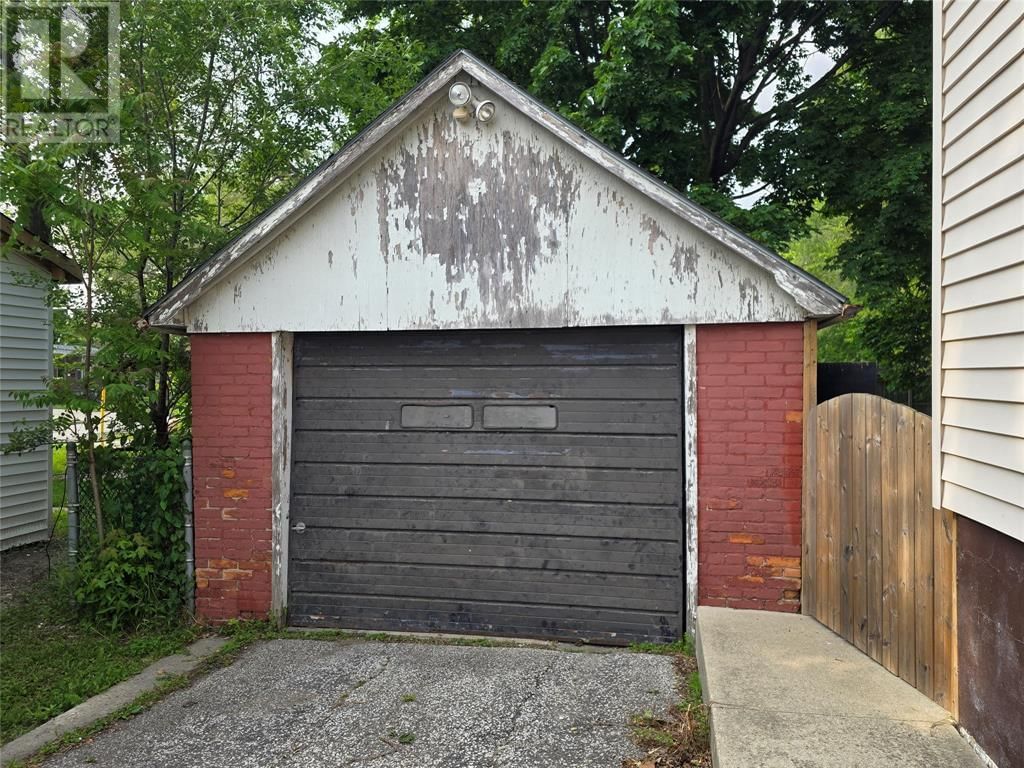 714 CAMPBELL STREET Image 16