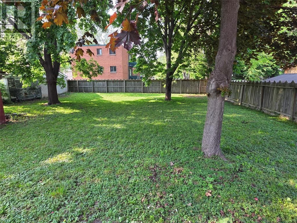 714 CAMPBELL STREET Image 18