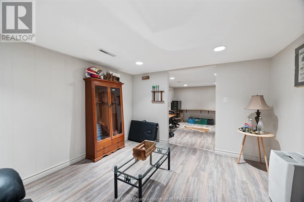 836 TALBOT ROAD Image 24