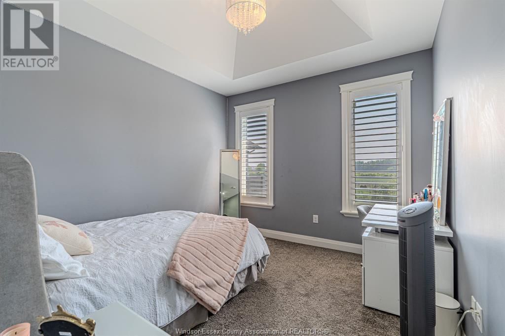 929 CHATEAU Image 22