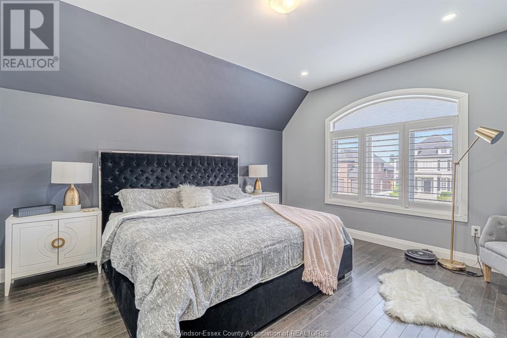 929 CHATEAU Image 26
