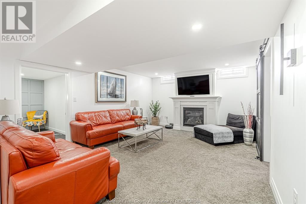 929 CHATEAU Image 33