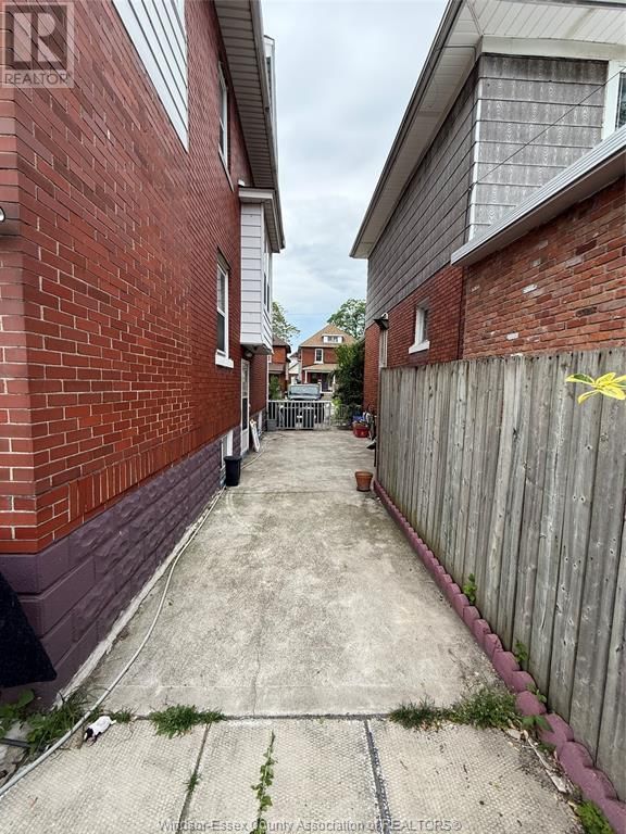 914 DOUGALL AVENUE Image 23