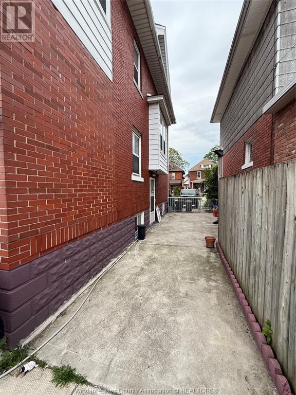 914 DOUGALL AVENUE Image 24