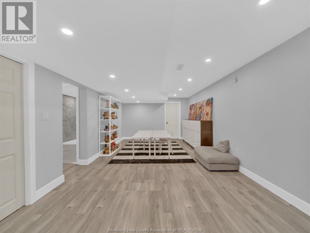 1083 REGENCY CRESCENT Image 44