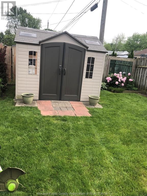 2265 FOREST AVENUE Image 11