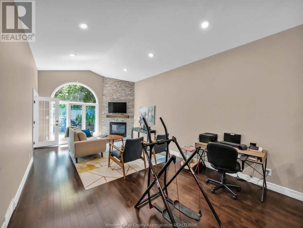 879 COUSINEAU ROAD Image 11