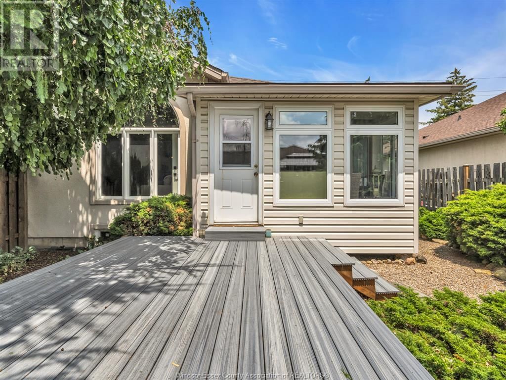 879 COUSINEAU ROAD Image 29