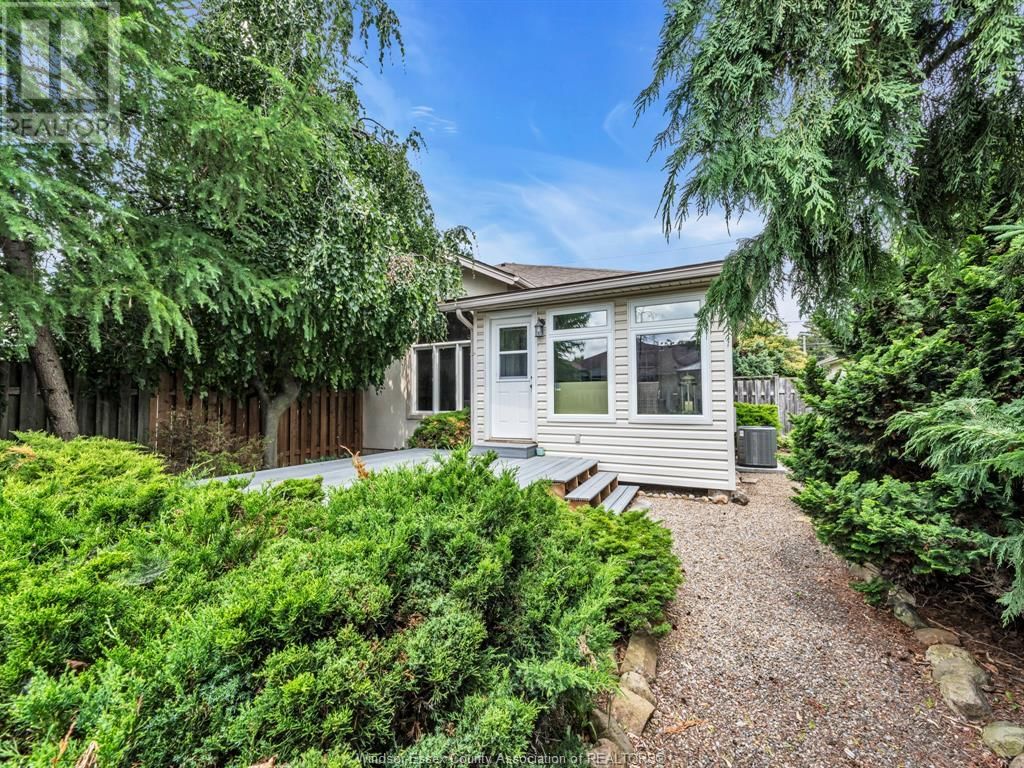 879 COUSINEAU ROAD Image 30