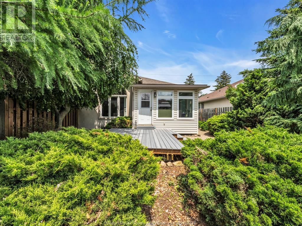 879 COUSINEAU ROAD Image 31