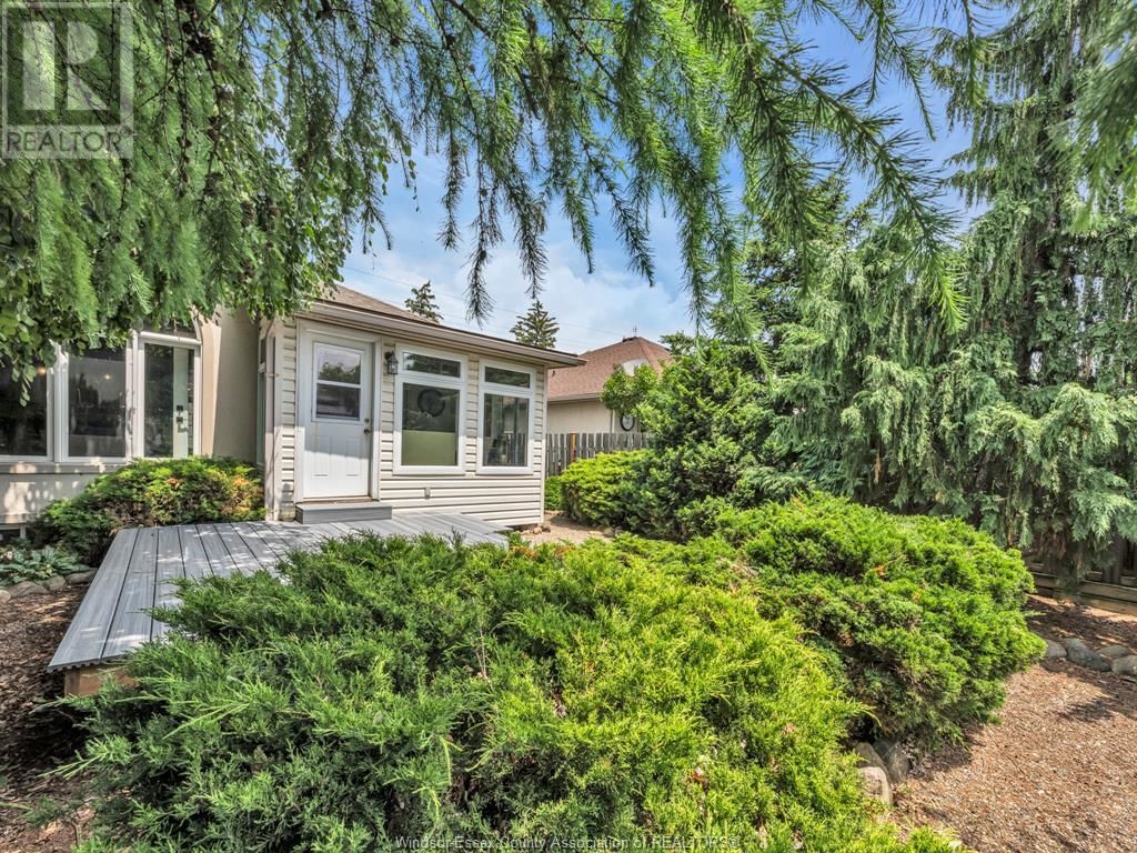 879 COUSINEAU ROAD Image 32