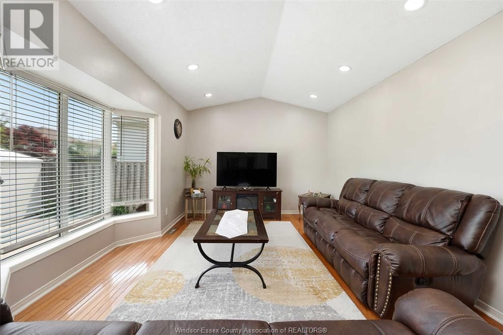 936 NORTH TALBOT Image 18