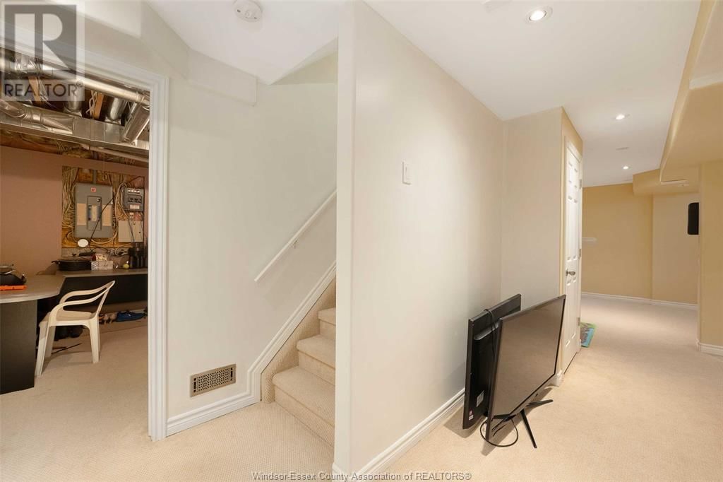 936 NORTH TALBOT Image 32
